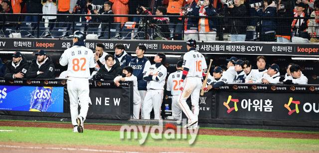 31일 오후 대전 한화생명 볼파크에서 진행된 '2025 신한 SOL Bank KBO 한국시리즈 5차전' LG트윈스-한화 이글스와의 경기. 한화가 1-4로 패배한 뒤 우승을 차지해 기뻐하는 LG 선수들을 바라보고 있다./마이데일리