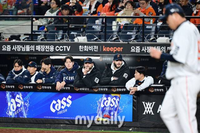 31일 오후 대전 한화생명 볼파크에서 진행된 '2025 신한 SOL Bank KBO 한국시리즈 5차전' LG트윈스-한화 이글스와의 경기. 한화 선수들이 9회초 실점을 허용한 류현진을 바라보고 있다./마이데일리