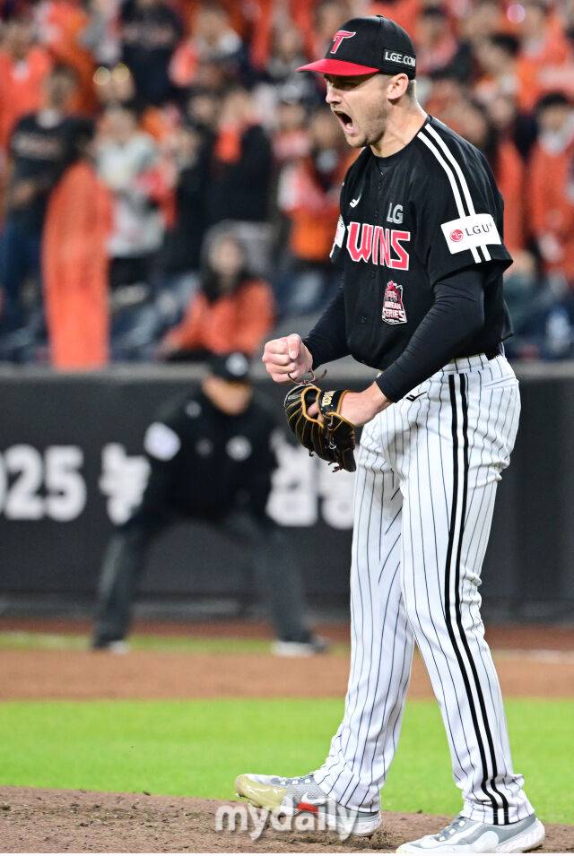 31일 오후 대전 한화생명 볼파크에서 진행된 '2025 신한 SOL Bank KBO 한국시리즈 5차전' LG트윈스-한화 이글스와의 경기. LG 선발 톨허스트가 7회말 2사 최재훈을 삼진으로 잡은 뒤 포효하고 있다./대전=한혁승 기자 hanfoto@mydaily.co.kr, 대전=곽경훈 기자 kphoto@mydaily.co.kr
