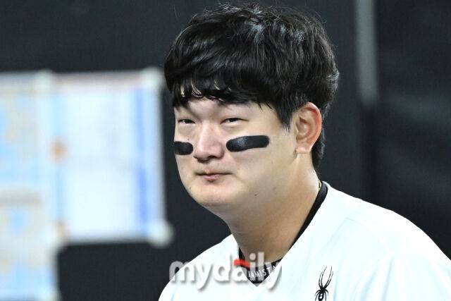 29일 대전 한화생명 볼파크 야구장에서 열린 '2025 신한 SOL 뱅크 KBO 한국시리즈 3차전' LG 트윈스와 한화 이글스 경기. 한화가 7-3으로 LG에 승리했다. 경기 마무리 투수로 나온 한화 김서현이 경기가 끝난 뒤 더그아웃에서 눈물을 흘리고 있다./마이데일리