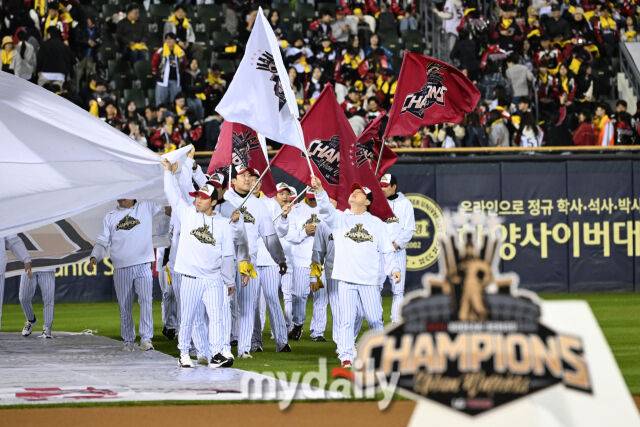 1일 서울 잠실야구장에서 열린 프로야구 LG 트윈스의 2025 한국시리즈 우승 세리머니 팬 감사 행사 '더 리턴 오브 챔피언스'(The Return of Champions)'.LG 선수들이 그라운드를 돌며 인사를 하고 있다.