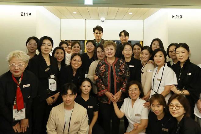 크리스탈리나 게오르기에바 국제통화기금(IMF) 총재가 구미대 관계자들과 기념촬영을 하고 있다.[구미대 제공]