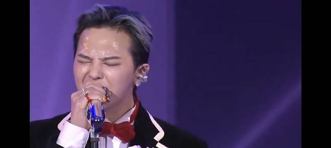 [서울=뉴시스] 그룹 '빅뱅' 멤버 겸 솔로가수 지드래곤이 31일 경북 경주 라한셀렉트호텔 대연회장에서 열린 '2025 아시아태평양경제협력체(APEC) 정상회의' 환영 만찬에서 공연하고 있다. 그는 K-팝 아티스트 중 유일하게 해당 만찬에 초대됐는데 그의 공연은 만찬의 화룡점정이었다. (사진 = 유튜브 캡처) 2025.10.31. photo@newsis.com *재판매 및 DB 금지