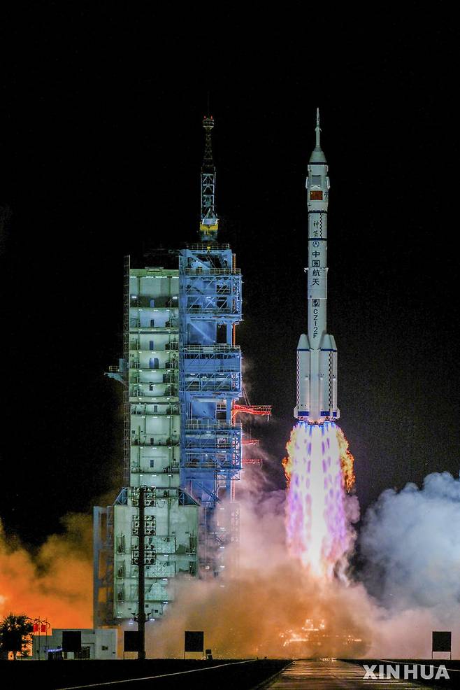 [주취안=신화/뉴시스] 중국이 31일 유인우주선 ‘선저우(神舟) 21호’ 발사에 성공했다. 선저우 21호가 31일 오후 11시44분(현지 시간) 주취안 위성발사센터에서 ‘창정 2F 야오 21호’ 로켓에 실려 발사되는 모습.2025.11.01