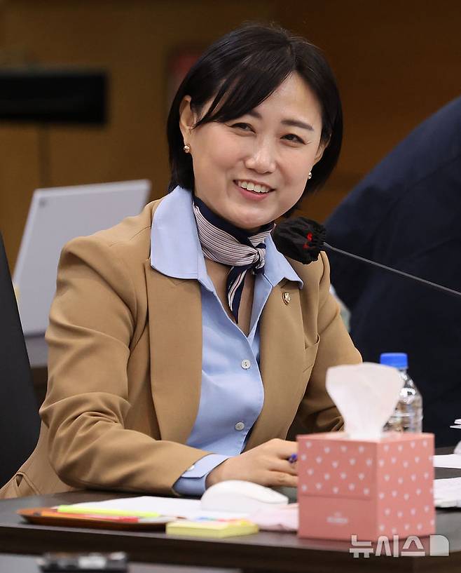 [대구=뉴시스] 이무열 기자 = 백승아 더불어민주당 의원이 22일 대구 수성구 대구광역시교육청에서 열린 경북대학교, 강원대학교, 경북대병원, 강원대병원, 강릉원주대치과병원, 경북대치과병원에 대한 교육위원회 국정감사에서 질의하고 있다. 2025.10.22.  lmy@newsis.com