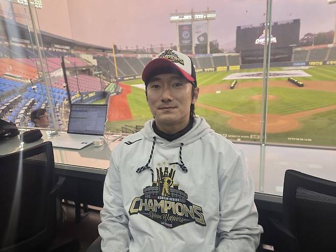 [서울=뉴시스] 김희준 기자 = LG 트윈스의 신민재가 1일 잠실구장에서 열린 '한국시리즈 통합 우승 IN 잠실' 행사가 열리기 전 취재진과 인터뷰를 하고 있다. 2025.11.01jinxijun@newsis.com *재판매 및 DB 금지