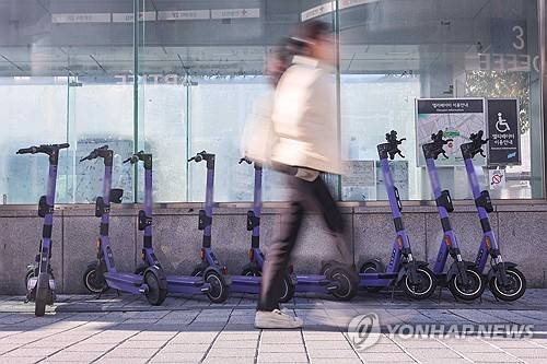 서울 시내에 주차된 전동킥보드 [연합뉴스 자료사진]