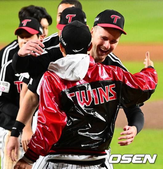 [OSEN=대전, 지형준 기자] 이변은 없었다. 2025시즌 우승팀은 무적 LG 트윈스다.&nbsp;프로야구 LG 트윈스는 31일 대전 한화생명볼파크에서 열린 2025 신한 SOL뱅크 KBO 한국시리즈(7전 4선승제) 한화 이글스와의 5차전에서 4-1로 승리했다.정규시즌 1위 LG는 시리즈 전적 4승 1패로 통합우승 금자탑을 쌓았다. LG의 통합우승은 1990년, 1994년, 2023년에 이은 통산 4번째로, 염경엽 감독은 2023년 부임 후 3년 사이 팀을 두 차례나 정상에&nbsp;올려놓는 위대한 업적을 달성했다. 2023년 1위, 2024년 3위, 2025년 1위로 KBO리그에 트윈스 왕조 시대를 활짝 열었다.&nbsp;반면 2위 한화는 플레이오프를 거쳐 2006년 이후 19년 만에 한국시리즈 무대를 밟았지만, LG의 벽을 넘지 못하며 1999년 이후 26년 만에 통산 두 번째 우승이 무산됐다.&nbsp;LG 염경엽 감독이 톨허스트와 우승을 기뻐하고 있다. 2025.10.31 /jpnews@osen.co.kr