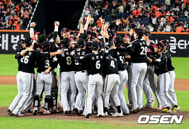 [OSEN=대전, 지형준 기자] 이변은 없었다. 2025시즌 우승팀은 무적 LG 트윈스다.&nbsp;프로야구 LG 트윈스는 31일 대전 한화생명볼파크에서 열린 2025 신한 SOL뱅크 KBO 한국시리즈(7전 4선승제) 한화 이글스와의 5차전에서 4-1로 승리했다.정규시즌 1위 LG는 시리즈 전적 4승 1패로 통합우승 금자탑을 쌓았다. LG의 통합우승은 1990년, 1994년, 2023년에 이은 통산 4번째로, 염경엽 감독은 2023년 부임 후 3년 사이 팀을 두 차례나 정상에&nbsp;올려놓는 위대한 업적을 달성했다. 2023년 1위, 2024년 3위, 2025년 1위로 KBO리그에 트윈스 왕조 시대를 활짝 열었다.&nbsp;반면 2위 한화는 플레이오프를 거쳐 2006년 이후 19년 만에 한국시리즈 무대를 밟았지만, LG의 벽을 넘지 못하며 1999년 이후 26년 만에 통산 두 번째 우승이 무산됐다.&nbsp;LG 선수들이 우승을 기뻐하고 있다. 2025.10.31 /jpnews@osen.co.kr