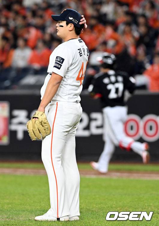 [OSEN=대전, 손용호 기자] 30일 대전 한화생명볼파크에서 2025 신한 SOL Bank KBO리그 포스트시즌 한국시리즈 4차전 한화 이글스와 LG 트윈스의 경기가 열렸다.이날 경기에 한화는 와이스를, LG는 치리노스를 선발투수로 내세웠다. 9회초 무사 김서현이 박동원에 투런 홈런을 맞고 아쉬워하고 있다.  2025.10.30/spjj@osen.co.kr