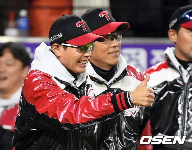 [OSEN=대전, 이대선 기자] 프로야구 LG 트윈스가 9회에만 6점을 올리는 극적인 역전승을 거두고 한국시리즈 승기를 잡았다.LG는 30일 대전 한화생명볼파크에서 열린 2025 신한 SOL뱅크 KBO 한국시리즈 4차전 한화 이글스와의 경기에서 7-4로 승리했다. 이날 승리로 LG는 시리즈 전적 3승 1패를 선점했다. 역대 한국시리즈에서 3승 1패를 선점한 팀이 우승한 확률은 94.4%(17/18)다. LG의 한국시리즈 우승까지는 단 1승이 남았다.경기 종료 후 LG 염경엽 감독이 환호하고 있다. 2025.10.30 /sunday@osen.co.kr