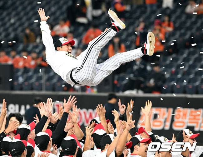 [OSEN=대전, 손용호 기자]이변은 없었다. 2025시즌 우승팀은 무적 LG 트윈스다.&nbsp;프로야구 LG 트윈스는 31일 대전 한화생명볼파크에서 열린 2025 신한 SOL뱅크 KBO 한국시리즈(7전 4선승제) 한화 이글스와의 5차전에서 4-1로 승리했다.정규시즌 1위 LG는 시리즈 전적 4승 1패로 통합우승 금자탑을 쌓았다. LG의 통합우승은 1990년, 1994년, 2023년에 이은 통산 4번째로, 염경엽 감독은 2023년 부임 후 3년 사이 팀을 두 차례나 정상에&nbsp;올려놓는 위대한 업적을 달성했다. 2023년 1위, 2024년 3위, 2025년 1위로 KBO리그에 트윈스 왕조 시대를 활짝 열었다.&nbsp;반면 2위 한화는 플레이오프를 거쳐 2006년 이후 19년 만에 한국시리즈 무대를 밟았지만, LG의 벽을 넘지 못하며 1999년 이후 26년 만에 통산 두 번째 우승이 무산됐다.&nbsp;LG 염경엽 감독이 헹가래를 받고 있다.  2025.10.31/spjj@osen.co.kr