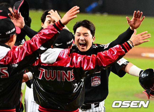 [OSEN=대전, 지형준 기자] 이변은 없었다. 2025시즌 우승팀은 무적 LG 트윈스다. 프로야구 LG 트윈스는 31일 대전 한화생명볼파크에서 열린 2025 신한 SOL뱅크 KBO 한국시리즈(7전 4선승제) 한화 이글스와의 5차전에서 4-1로 승리했다.정규시즌 1위 LG는 시리즈 전적 4승 1패로 통합우승 금자탑을 쌓았다. LG의 통합우승은 1990년, 1994년, 2023년에 이은 통산 4번째로, 염경엽 감독은 2023년 부임 후 3년 사이 팀을 두 차례나 정상에 올려놓는 위대한 업적을 달성했다. 2023년 1위, 2024년 3위, 2025년 1위로 KBO리그에 트윈스 왕조 시대를 활짝 열었다. 반면 2위 한화는 플레이오프를 거쳐 2006년 이후 19년 만에 한국시리즈 무대를 밟았지만, LG의 벽을 넘지 못하며 1999년 이후 26년 만에 통산 두 번째 우승이 무산됐다. LG 박해민이 염경엽 감독과 우승을 기뻐하고 있다. 2025.10.31 /jpnews@osen.co.kr