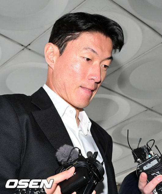 [OSEN=지형준 기자] 축구 선수 황의조(알라니아스포르)가 14일 서울 서초구 서울중앙지법에서 열린 1심 선고 공판에 출석했다.황의조는 성폭력범죄의처벌등에관한특례법위반 협의로 기소됐다. 황의조가 법정에 들어서고 있다. 2025.02.14 /jpnews@osen.co.kr