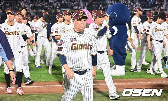 [OSEN=부산, 이석우 기자] 26일 부산 사직야구장에서 2025 신한 SOL 뱅크 KBO 리그 롯데 자이언츠와 삼성 라이온즈의 경기가 열렸다. 홈팀 롯데는 박준우가, 방문팀 삼성은 원태인이 선발 출전했다.롯데 자이언츠 김태형 감독과 선수들이 2025시즌 마지막 경기를 끝내고 팬들에게 감사 인사를 마치고 들어가고 있다. 2025.09.26 / foto0307@osen.co.kr