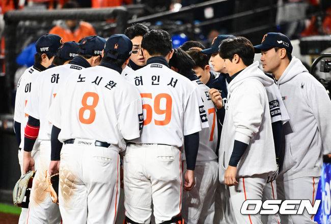 [OSEN=대전, 지형준 기자] 31일 대전 한화생명볼파크에서 2025 신한 SOL Bank KBO리그 포스트시즌 한국시리즈 5차전 한화 이글스와 LG 트윈스의 경기가 열렸다.이날 경기에 한화는 문동주를, LG는 톨허스트를 선발투수로 내세웠다. 6회말을 앞두고 한화 선수들이 미팅을 하고 있다. 2025.10.31 /jpnews@osen.co.kr