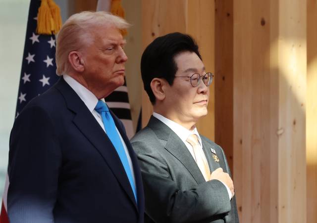 ▲이재명 대통령이 29일 경북 경주박물관에서 열린 도널드 트럼프 미국 대통령 공식 환영식에서 국기에 경례하고 있다. ⓒ연합뉴스