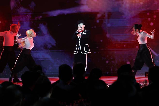 가수 지드래곤이 지난 31일 경북 경주시 라한셀렉트호텔에서 열린 '2025 아시아태평양경제협력체(APEC) 정상회의' 환영 만찬에서 공연을 펼치고 있다. 연합
