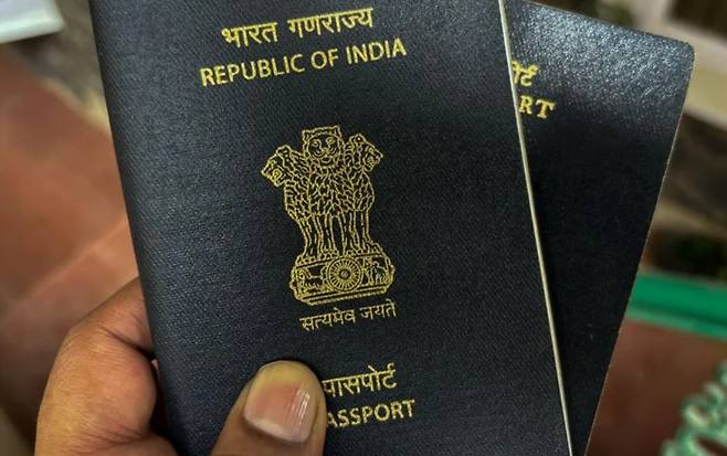 인도&nbsp;여권. 최근 발표된&nbsp;‘헨리 여권 지수’에서 인도는 비자 없이 여권만으로 입국할 수 있는 나라가 57개국에 불과해 여권 파워가 세계 199개국 가운데 85위에 그친 것으로 나타났다. 게티이미지