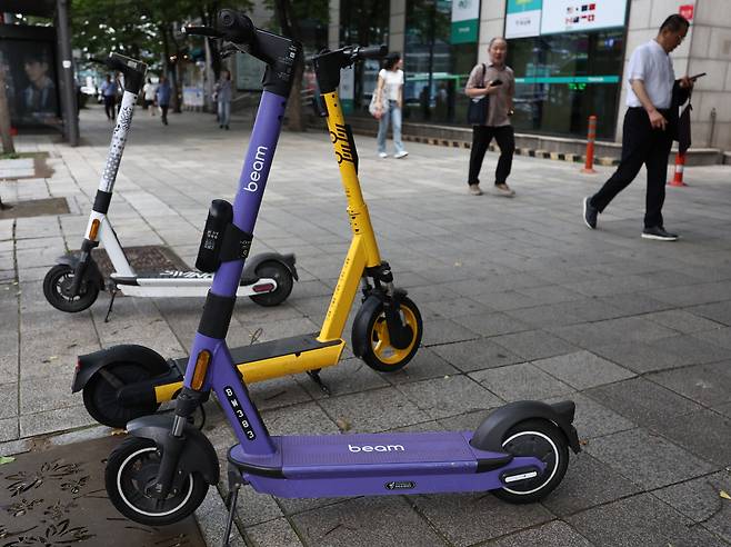 서울 시내 거리에 주차된 공유 전동킥보드. 뉴시스