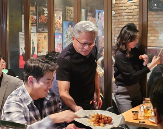 치킨 권하는 젠슨 황, 연합뉴스