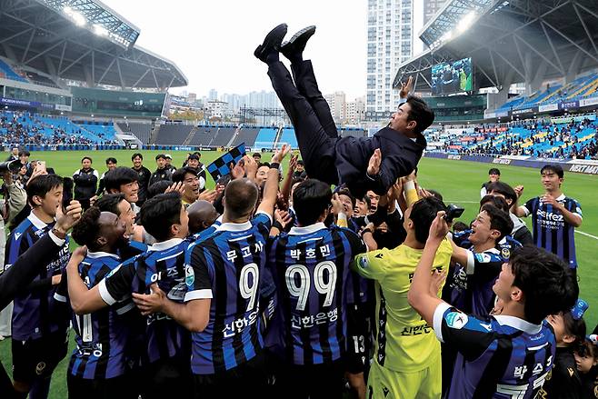 10월26일 하나은행 K리그2 2025 36라운드 인천 유나이티드와 경남FC의 경기에서 3대0으로 승리, 우승을 확정하며 강등 1년 만에 다이렉트 승격을 이룬 인천 유나이티드 선수들이 윤정환 감독을 헹가래 치고 있다. ⓒ뉴스1