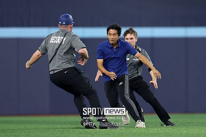 ▲ 캐나다 로저스 센터에 열린 2025 월드시리즈 6차전에 관중이 난입하는 일이 일어났다.