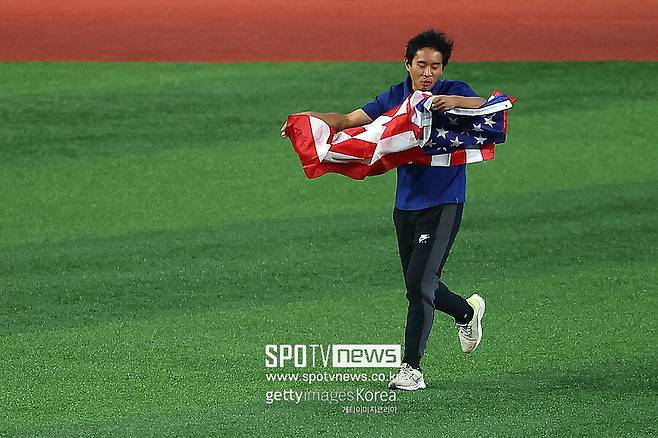 ▲ 경기장에 난입한 관중은 미국 국기를 펼치려 했다.