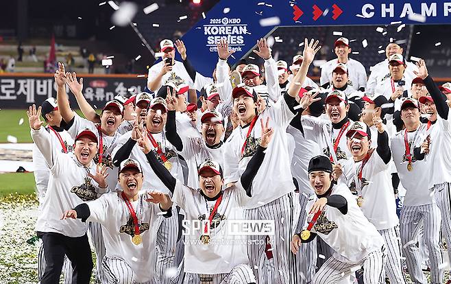 ▲ LG는 징검다리 통합 우승을 기록하며 왕조 구축의 기틀을 놨다 ⓒ곽혜미 기자
