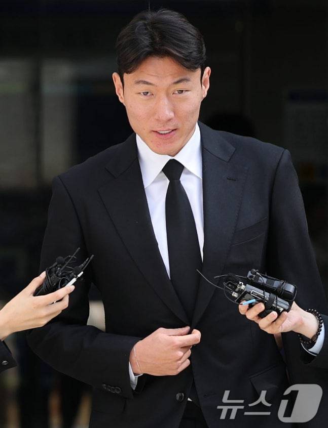 '불법 촬영' 혐의를 받는 축구선수 황의조(33·알라니아스포르)가 지난달 서울 서초구 서울중앙지방법원에서 열린 성폭력범죄의처벌등에관한특례법위반(카메라등이용촬영) 항소심 선고 공판에서 1심과 같은 징역 1년 집행유예 2년을 선고받은 후 법정을 나서며 심경을 밝히고 있다. /사진=뉴스1