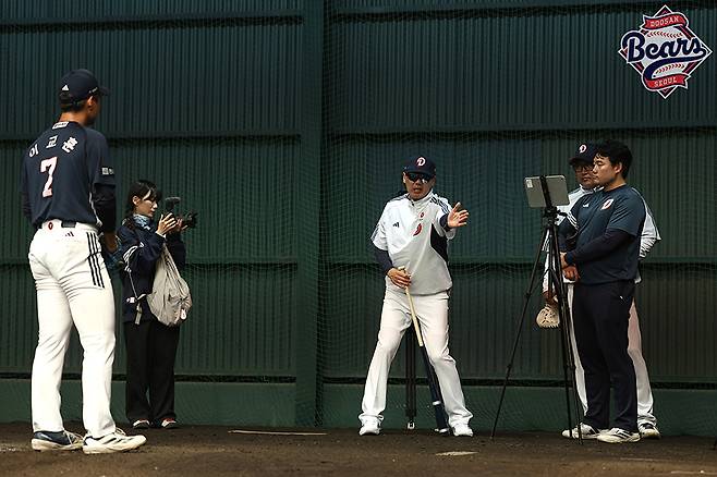 김원형(가운데) 두산 베어스 신임 감독이 일본 미야자키 마무리캠프에서 투수 이교훈을 집중 마크하며 지도하고 있다. /사진=두산 베어스 제공