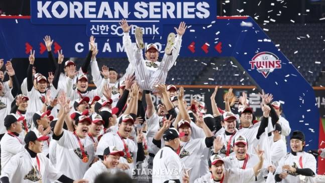 염경엽 LG 감독(가운데)이 31일 한국시리즈 우승 이후 선수단에 의해 헹가래 쳐지고 있다. /사진=김진경 대기자