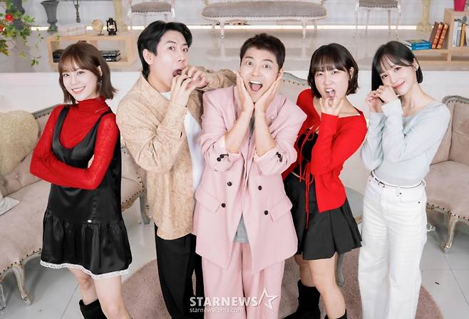 허영지, 양세찬, 전현무, 이영지, 윤태진이 31일 오전 온라인으로 진행된 SBS Plus·Kstar 예능 '리얼 연애실험실 독사과' 시즌2 제작발표회에 참석해 포즈를 취하고 있다. /사진제공=SBS Plus·Kstar 2025.10.31 /사진=이동훈 photoguy@