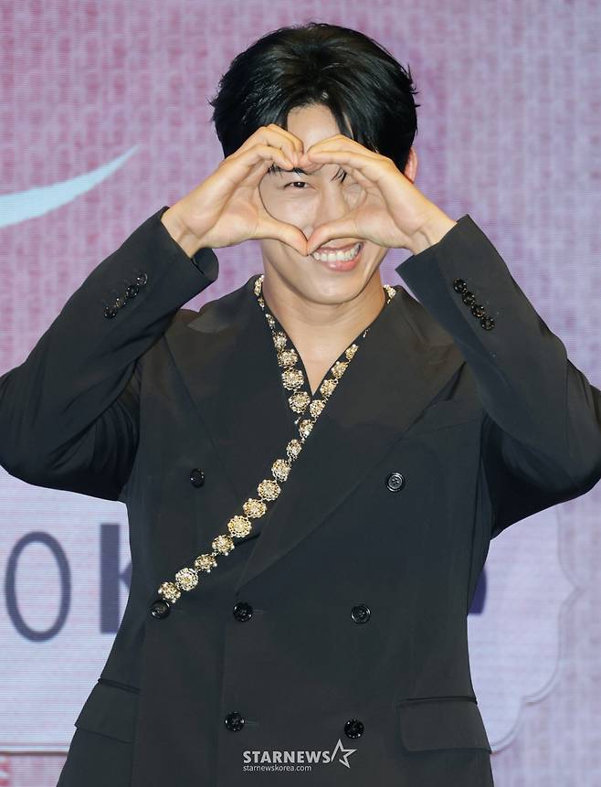 배우 옥택연이 11일 오후 서울 구로구 디큐브시티에서 진행된 KBS 2TV 수목드라마 '남주의 첫날밤을 가져버렸다' 제작발표회에 참석해 포즈를 취하고 있다.  평범한 여대생의 영혼이 깃든 로맨스 소설 속 병풍 단역이 소설 최강 집착 남주와 하룻밤을 보내며 펼쳐지는 노브레이크 경로 이탈 로맨스 판타지 '남주의 첫날밤을 가져버렸다'는 오늘(11일) 밤 첫 방송된다. /2025.06.11 /사진=이동훈 photoguy@