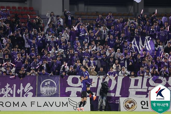 1일 안양종합운동장에서 열린 FC안양과 울산 HD의 경기, 추가골을 터뜨린 뒤 유키치와 기뻐하고 있는 안양 채현우와 함께 기뻐하고 있는 안양 서포터스. /사진=한국프로축구연맹 제공