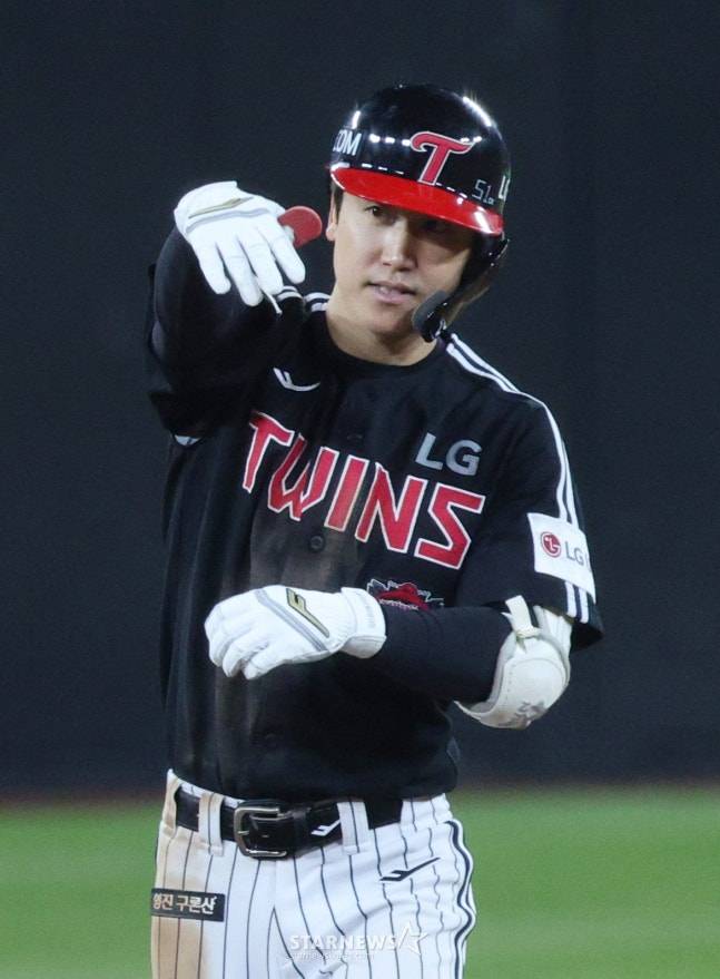 2025 KBO리그 한국시리즈 5차전 한화 이글스 대 LG 트윈스전이 31일 대전 한화생명 볼파크에서 열렸다.  LG 구본혁이 7회초 1사에서 우중간 2루타를 날리고 출루한 후 세리머니를 하고 있다. /사진=김진경 대기자