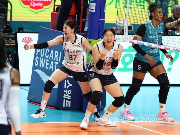 한국도로공사 강소휘-이지윤, 실바 공격 저지.