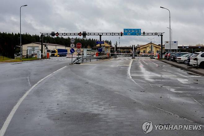 '담배 밀수 풍선' 여파로 문닫은 벨라루스 쪽 리투아니아 국경 모습  [AFP=연합뉴스. 재판매 및 DB 금지]
