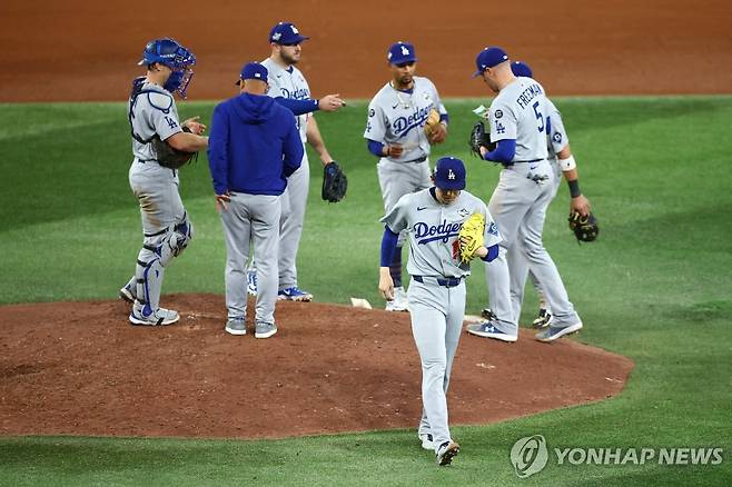 마운드에서 내려가는 사사키 로키(맨 앞) [AFP=연합뉴스]