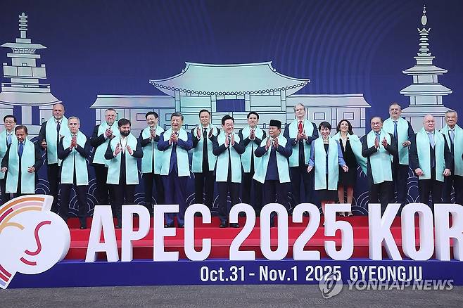 이재명 대통령, APEC 정상회의 공식 기념촬영 (경주=연합뉴스) 특별취재단 = 이재명 대통령이 1일 경주화백컨벤션센터(HICO)에서 열린 2025 아시아태평양경제협력체(APEC) 정상회의에서 각국 정상들과 한복 소재로 만든 목도리를 두르고 기념 촬영을 하고 있다. 
    앞줄 왼쪽부터 하사날 볼키아 브루나이 국왕, 마크 카니 캐나다 총리, 가브리엘 보리치 칠레 대통령, 시진핑 중국 국가주석, 이 대통령, 프라보워 수비안토 인도네시아 대통령, 다카이치 사나에 일본 총리, 안와르 이브라힘 말레이시아 총리, 크리스토퍼 럭슨 뉴질랜드 총리.
    뒷줄 왼쪽부터 존 리 홍콩 행정장관, 존 로쏘 파푸아뉴기니 부총리, 알렉세이 오베르추크 러시아 국제부총리, 로런스 웡 싱가포르 총리, 아누틴 찬위라꾼 태국 총리, 르엉 끄엉 베트남 국가주석, 스콧 베선트 미국 재무장관, 테레사 메라 페루 통상관광부 장관, 마르셀로 에브라르드 멕시코 경제부 장관, 린신이 대만 총통 선임고문.  2025.11.1 photo@yna.co.kr
