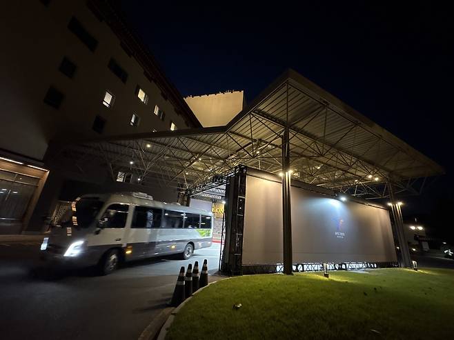 가림막 설치된 호텔 입구  (경주=연합뉴스) 김현태 기자 = 1일 경주 코오롱호텔 입구에 가림막이 설치돼 있다. 2025.11.1
 mtkht@yna.co.kr
(끝)