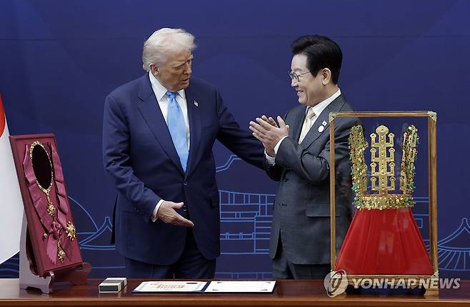 이재명 대통령, 트럼프 대통령에 무궁화 대훈장 수여 (경주=연합뉴스) 한상균 기자 = 이재명 대통령이 29일 경북 경주박물관에서 도널드 트럼프 미국 대통령에게 무궁화 대훈장을 수여한 후 박수치고 있다. 무궁화 대훈장은 대한민국 대통령에게 수여하는 훈장으로 국가 안전 보장에 기여한 우방국 원수에게 예외적으로 수여해왔다. 트럼프 대통령은 무궁화 대훈장을 수훈한 최초의 미국 대통령이다. 오른쪽은 이 대통령이 트럼프 대통령에게 선물한 천마총 금관 모형. 2025.10.29 [대통령실통신사진기자단] xyz@yna.co.kr