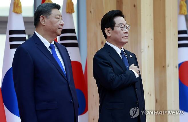 한중정상회담, 공식환영식 (경주=연합뉴스) 김도훈 기자 = 이재명 대통령이 1일 경북 국립경주박물관에서 열린 시진핑 중국 국가주석 공식 환영식에서 국기에 경례하고 있다. 2025.11.1 superdoo82@yna.co.kr