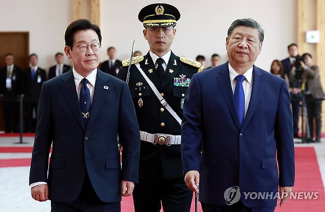 의장대 사열하는 한중 정상 (경주=연합뉴스) 김도훈 기자 = 이재명 대통령과 시진핑 중국 국가주석이 1일 경북 국립경주박물관에서 열린 공식 환영식에서 의장대 사열을 하고 있다. 2025.11.1 superdoo82@yna.co.kr