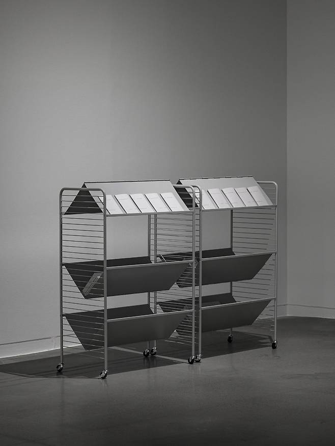 민병훈 작가의 작품 '서로에게 겨우 매달린 사람들처럼'을 감상할 수 있는 공간이 전시장 한쪽에 마련돼 있다. 사진=수원시립미술관