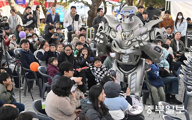 2일 오후 안산시 상록구 한양대학교 ERICA캠퍼스 일대에서 열린 안산사이언스밸리 과학축제에서 행사장을 찾은 시민들이 대형로봇 타이탄 공연을 관람하며 즐거운 시간을 보내고 있다. 김경민기자