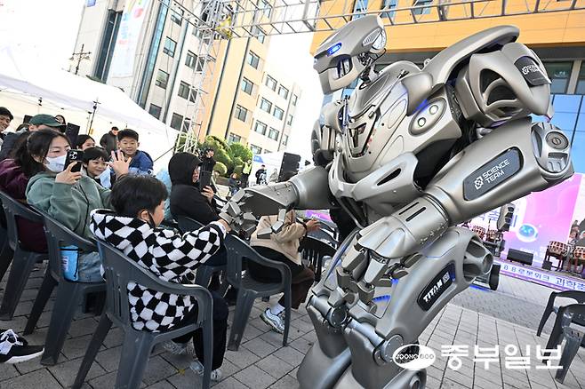 2일 오후 안산시 상록구 한양대학교 ERICA캠퍼스 일대에서 열린 안산사이언스밸리 과학축제에서 행사장을 찾은 시민들이 대형로봇 타이탄 공연을 관람하며 즐거운 시간을 보내고 있다. 김경민기자
