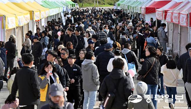 2일 오후 안산시 상록구 한양대학교 ERICA캠퍼스 일대에서 열린 안산사이언스밸리 과학축제에서 행사장을 찾은 시민들이 다양한 과학체험을 즐기고 있다. 김경민기자