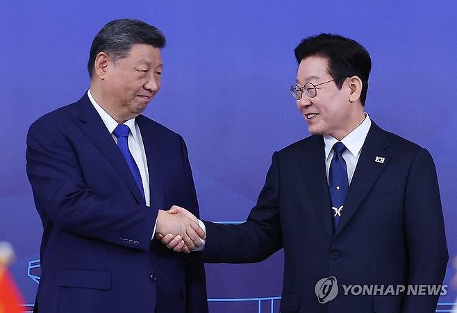 이재명 대통령과 시진핑 중국 국가주석이 1일 경북 국립경주박물관에서 한중 정상회담에 앞서 악수하고 있다. <사진=연합뉴스>
