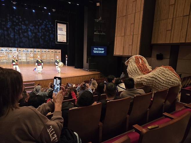 1일 경기국악원에서 열린 국악체험프로그램 '한국을 느끼다: 국악체험'에 참여한 외국인 관광객들이 '그룹사운드 소쩍새'의 공연을 관람하고 있다.